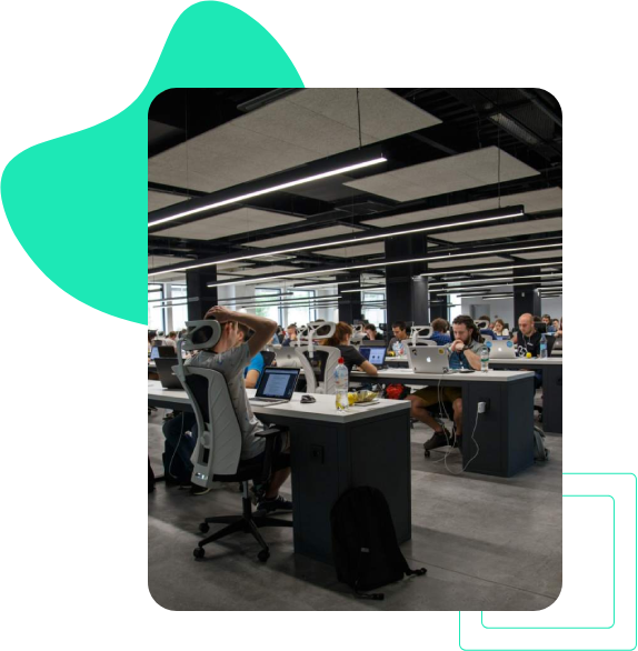 Hommes travaillant dans un café