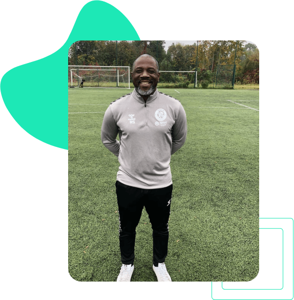 Hommes travaillant dans un café